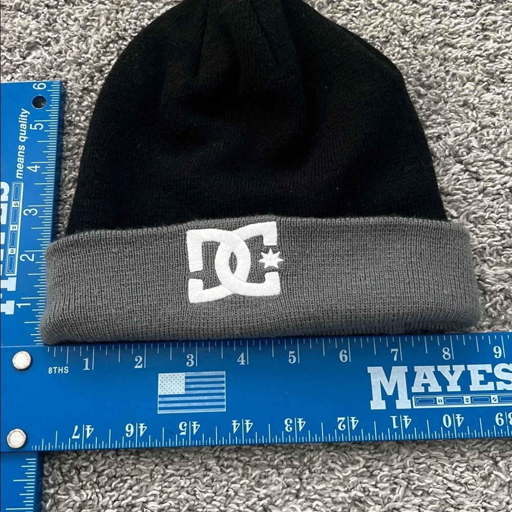 DC SHOES Men’s New Era Black & Gray Beanie Hat Cap with White Logo - One Size